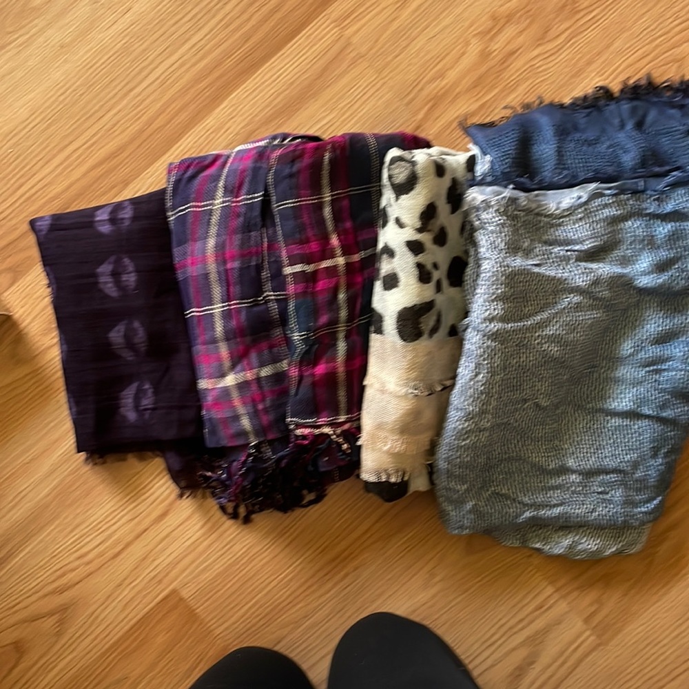 Lot of 5 scarves